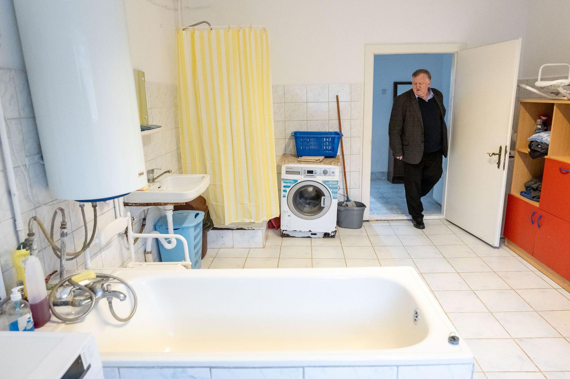 Primarul Beltiugului la Centrul de îngrijiri a vârstnicilor Foto: Raul Ștef