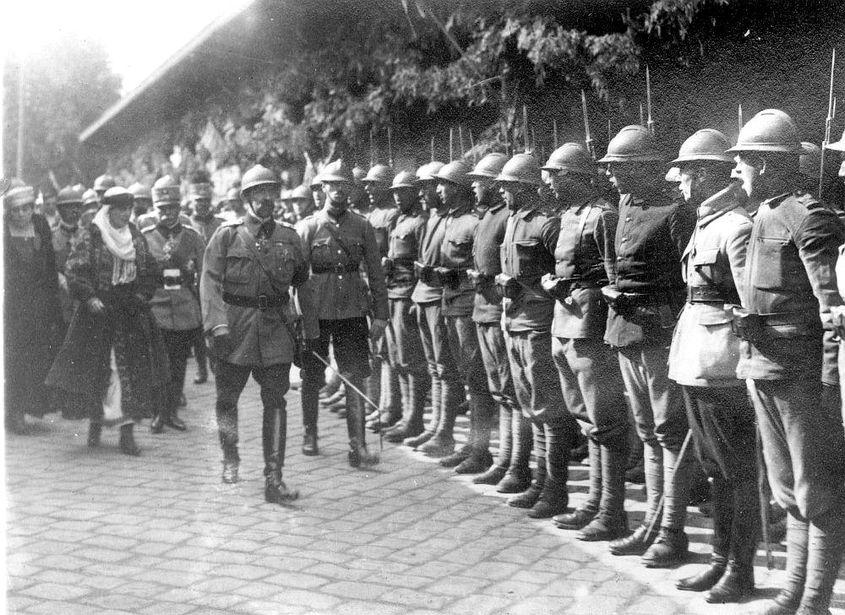 Regele Ferdinand şi Regina Maria, pe front. Sursa foto: AsociatiaPleniceanu.com