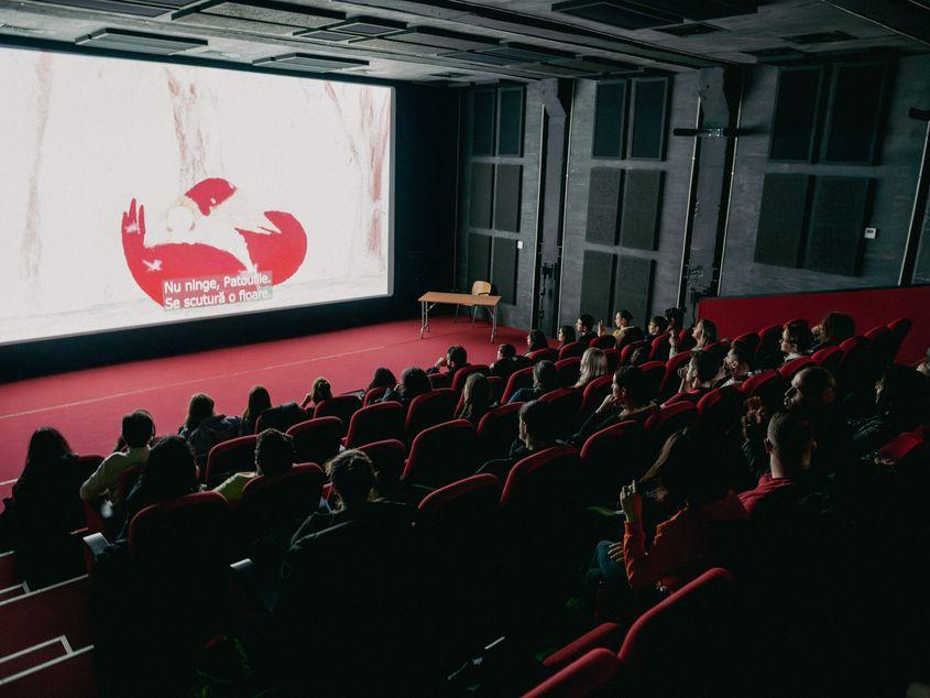 Proiecție de film, la cinematograful universității de film UNATC, cu filme accesibilizate pentru persoanele cu deficiențe de auz. Foto: Animest