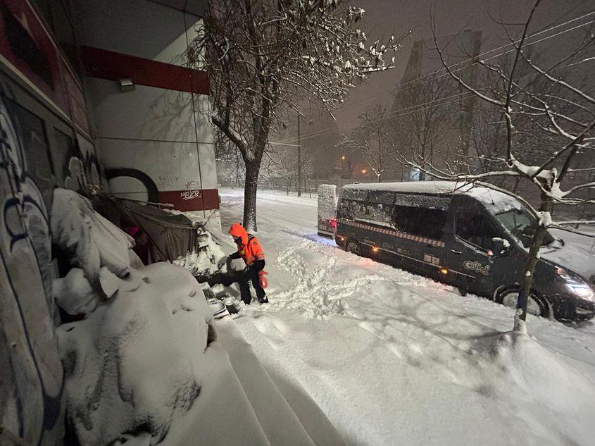 Noaptea de 17 spre 18 februarie, cu cod roșu de ninsori, a fost extrem de dificilă pentru cei mai vulnerabili: persoanele fără adăpost FOTO: Asociația Carusel