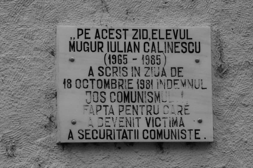 Mugur Călinescu a scris o lozincă anticomunistă chiar pe zidul PCR, la câțiva pași de milițianul de pază