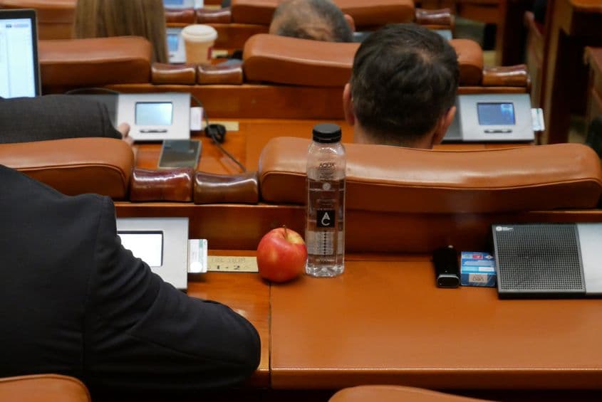 Recuzita unei zile în Parlament. FOTO: Norbert Nemeș