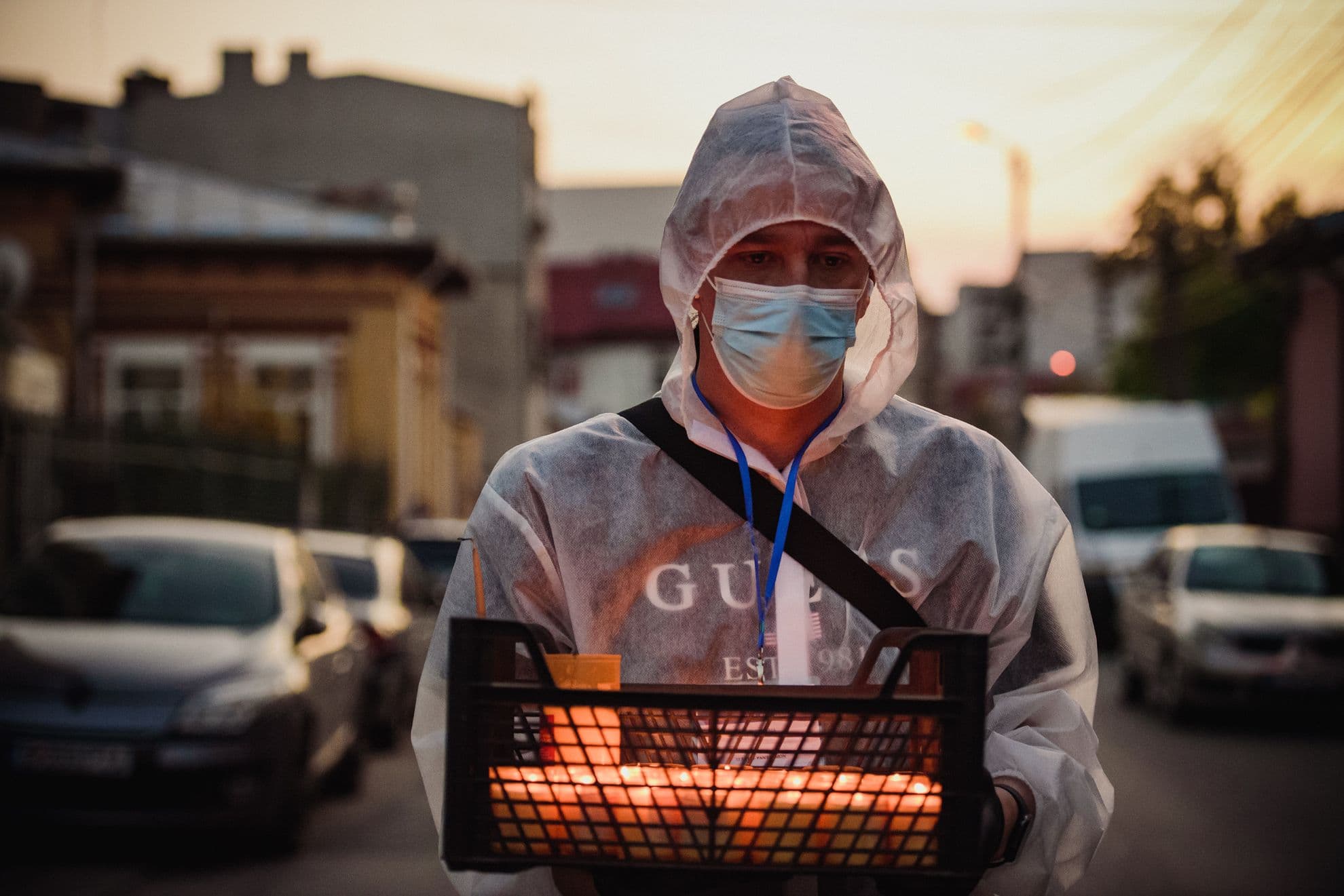 Voluntarii bisericii s-au organizat pentru a distribui lumina.