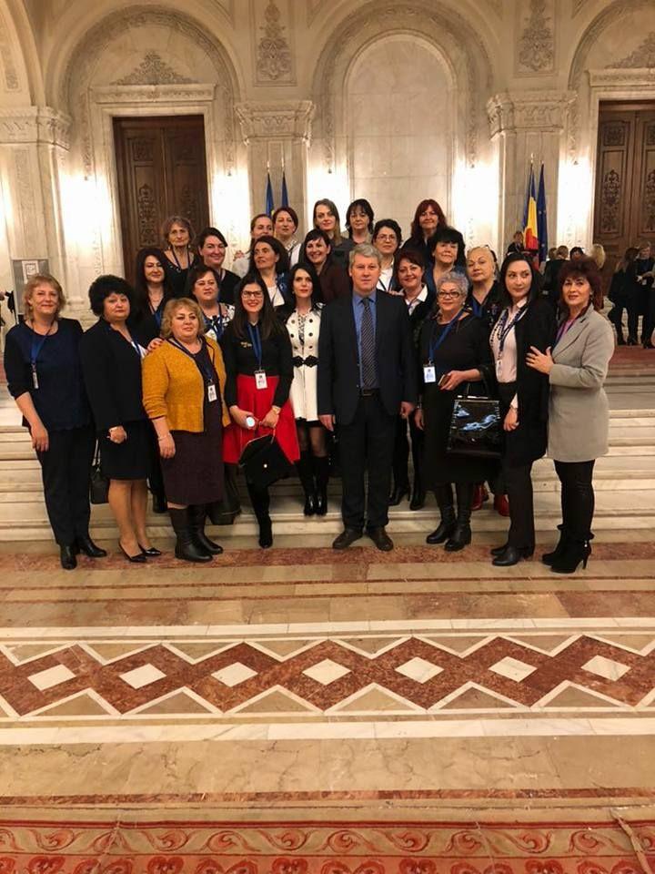 Când încă activa în PNL, Ioana Păiuș s-a pozat și cu actualul vicepremier și ministru de Interne, Cătălin Predoiu. Sursă foto: Ioana Păiuș/Facebook & LinkedIn