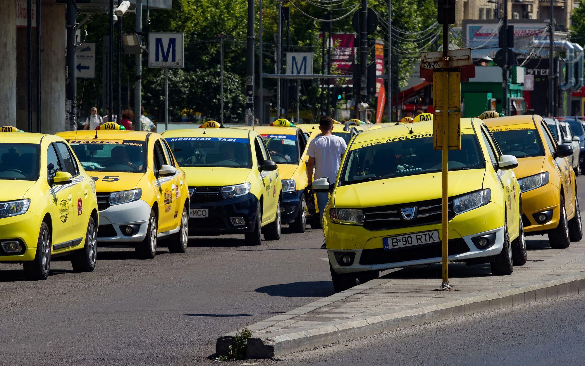 Taxiuri așteptând clienți, 2020. Foto: <a target="_blank" href="https://www.dreamstime.com" target="_blank" rel="noreferrer noopener">LCVA / Dreamstime.com</a>