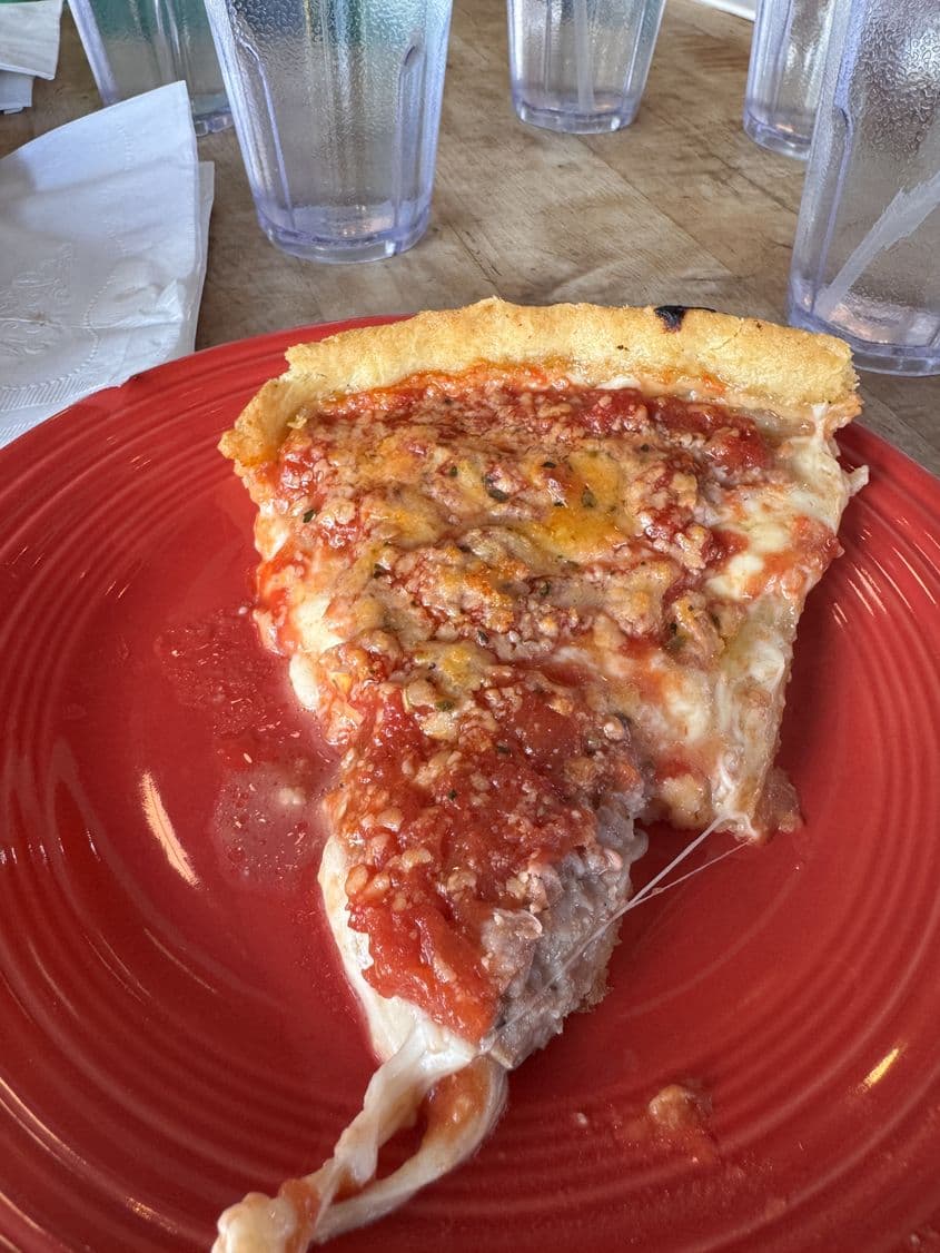 Simbol culinar al Chicago, deep dish pizza FOTO: Laura Popa