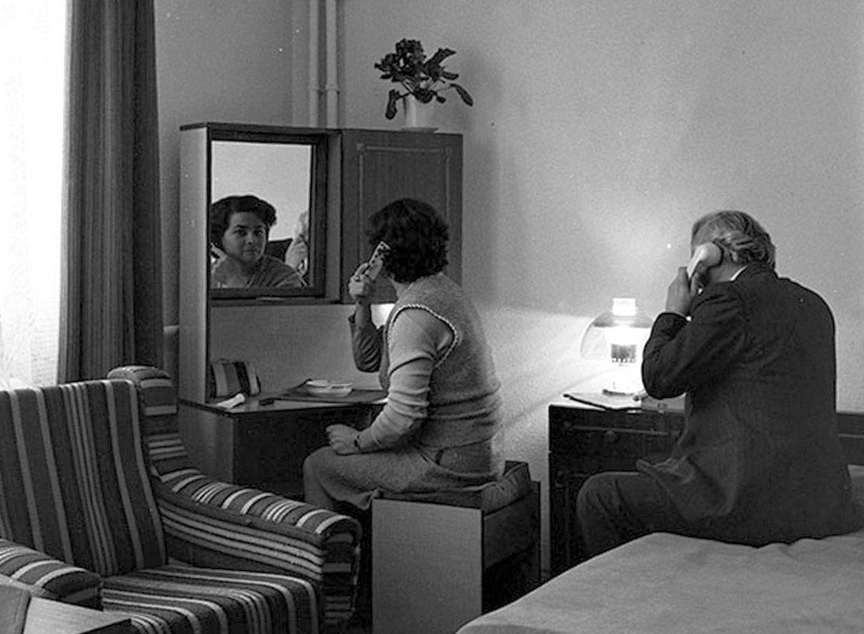 "Reclamă" la un hotel din Cluj numit Casa Albă.