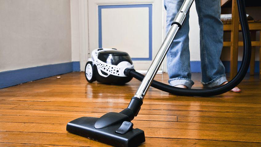 Legea prestatorului casnic ar trebui să ofere un cadru legal tuturor românilor care fac curat sau ai grijă de copii, fără a avea un contract de muncă. Foto: ID 15208270 | House Cleaning ©
Pearljamfan75 | Dreamstime.com