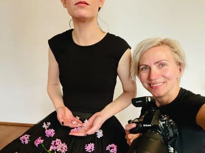 „Mame cu brațele goale”. Un proiect artistic și educațional pune în lumină doliul nevăzut al pierderii de sarcină