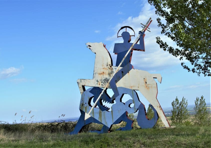 Sfântul Gheorghe, la intrarea în satul Năeni.