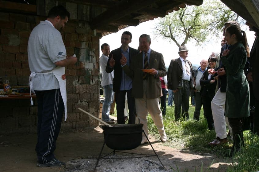 Prințul Charles, la o degustare de produse tradiționale. © Foto: Mircea Roșca / www.ActionFoto.ro