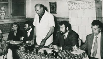 Imagine din 1992: în picioare este primul președinte al UDMR, scriitorul Domokos Géza. Alături de el, cu ochelari, este scriitorul Szőcs Géza, care avea să se stabilească la Budapesta. Primul din dreapta este Borbély László. Sursa foto: rmdsz.ro