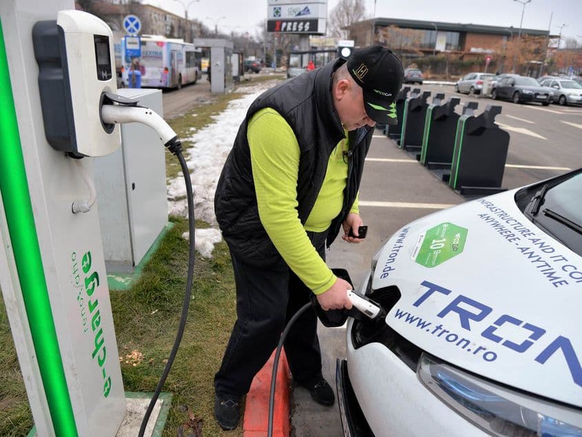 Eugen Preda își pune mașina electrică la încărcat. Foto: Lucian Muntean