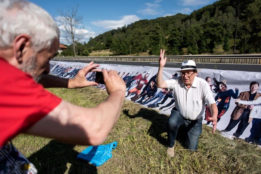 Ion Barbu îl fotografiază pe poetul Adrian Popescu, directorul revistei „Steaua”. În spatele acestuia, pe un banner lung sunt portretele a o sută de poeți contemporani.
