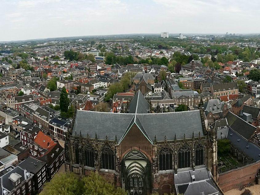 Vedere panoramică de la 95 de metri înălțime, din Turnul Domului, înspre estul orașului Utrecht. Fotografii: Lucian Muntean.