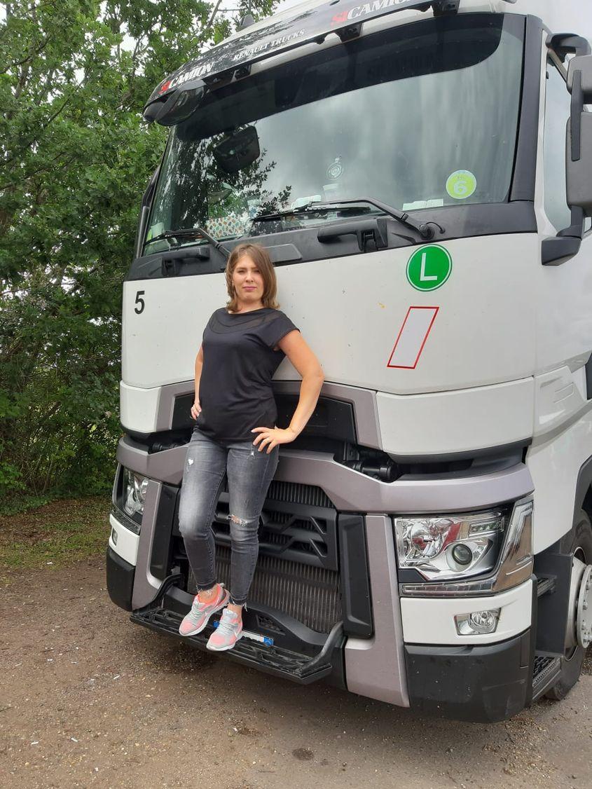 Dana (29 de ani) și mașina pe care o conduce împreună cu soțul ei