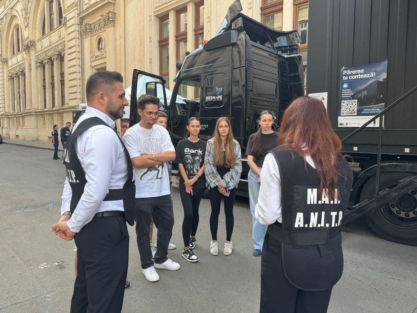 Rolul adulților în prevenție începe cu discuțiile despre riscuri și cu atenția la schimbările de comportament ale copiilor. FOTO: World Vision