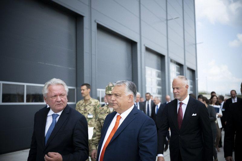Armin Papperger, președintele Rheinmetall, prim-ministrul Viktor Orbán și ministrul apărării naționale Kristóf Szalay-Bobrovniczky (b-j) la inaugurarea fabricii de tancuri a companiei militare germane din Zalaegerszeg, 18 august 2023 Foto: MTI/Biroul de presă al primului ministru/Benko Vivien Cher