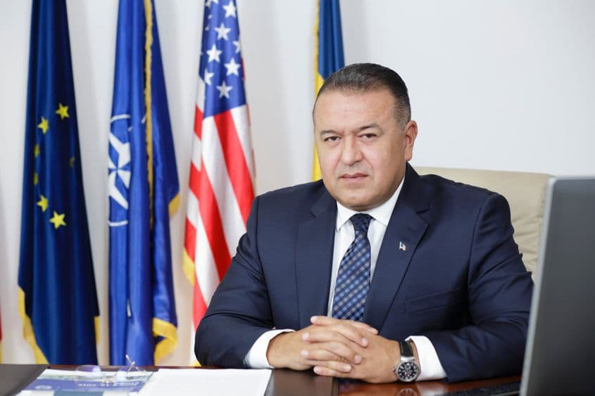 <br>Mihai Daraban este președintele CCIR din 2014 și una dintre figurile cu influență în zona camerelor de comerț și a mediului de afaceri. În 2025, firma Global Defense Logistics, în care Daraban deține 10,38% din acțiuni, a fost vizată de o anchetă DNA pentru dare de mită. Daraban a precizat că nu are nicio implicare în dosar și că nu deține funcție de conducere în companie.<br>Foto: Camera de Comerț și Industrie a României