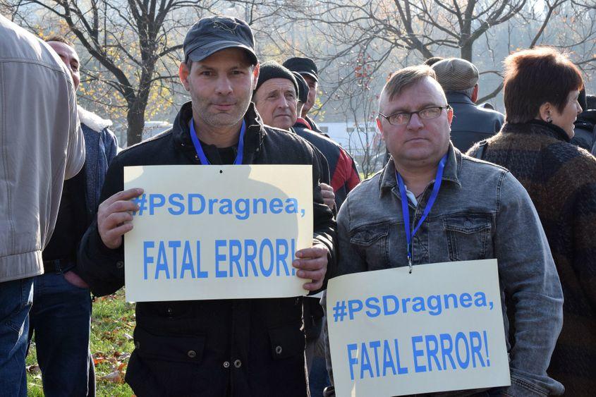 Participanți la mitingul PNL de joi, 23 noiembrie, din fața Parlamentului. Foto: Iulia Marin