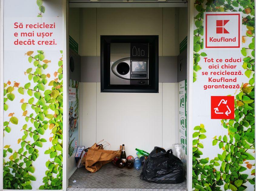 Un sistem de returnare pentru reciclare implementat de Kaufland Sebastian, București. © Lenutaidi | <a target="_blank" href="https://www.dreamstime.com" target="_blank" rel="noreferrer noopener">Dreamstime.com</a>