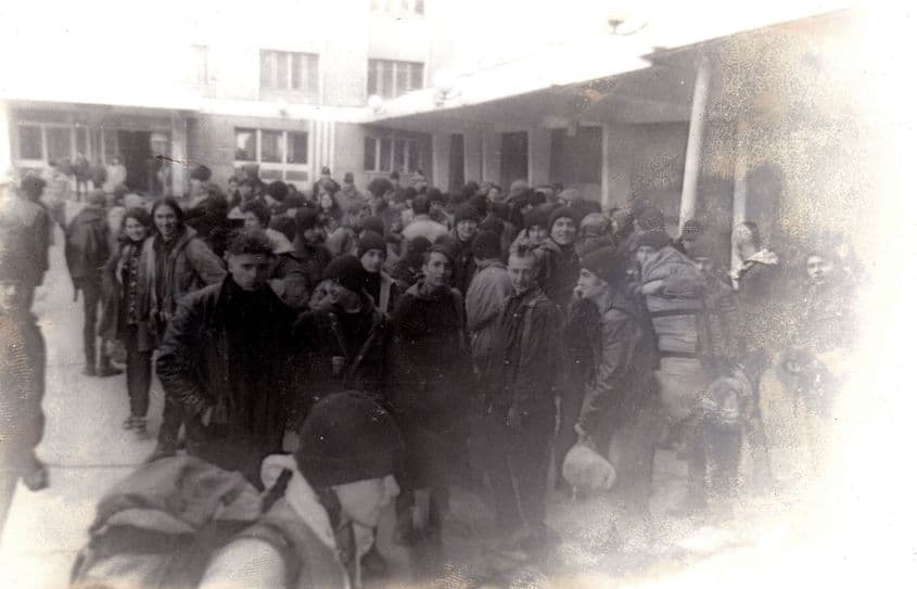 Un grup de tineri punkiști craioveni în gara din Timișoara, mergând la un concert, 1995. Arhiva personală Mihai Laurențiu Fuiorea