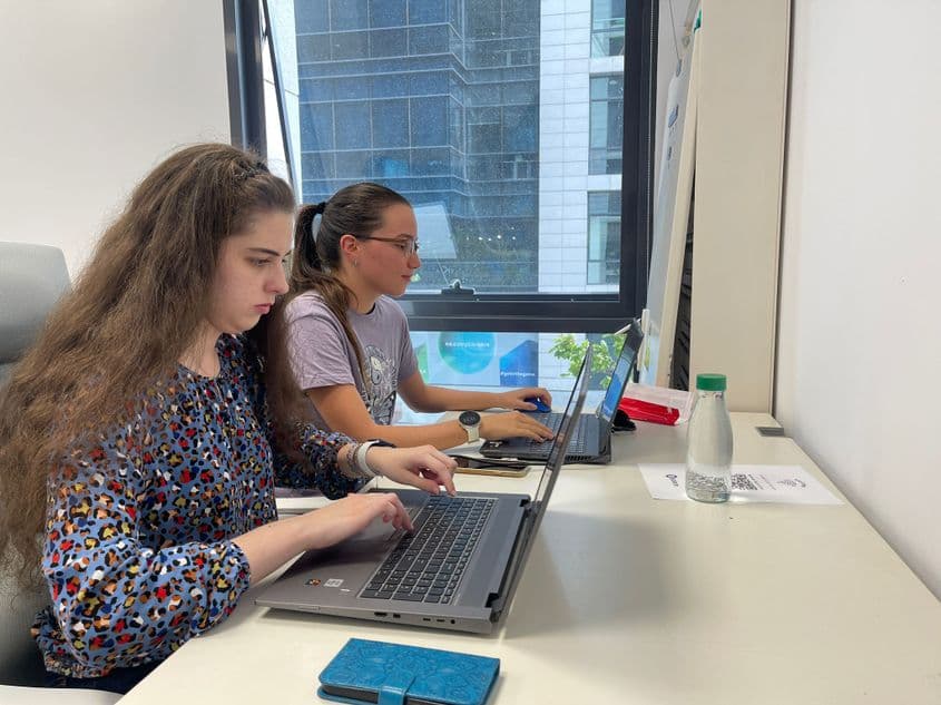 Elena și Miruna la NASA Space Apps Challenge. Foto: Lavinia Niță