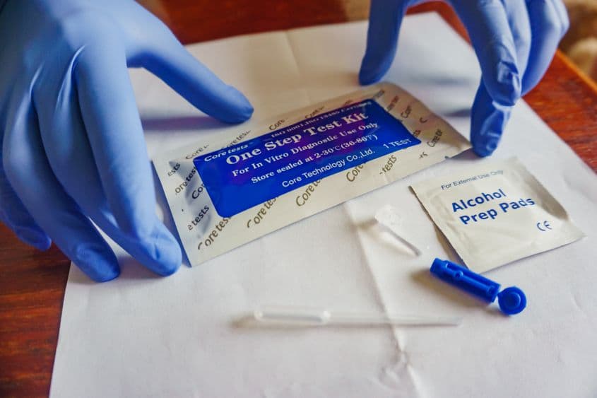 Elementele unui test rapid de coronavirus, întinse pe masa din sufrageria autoarei