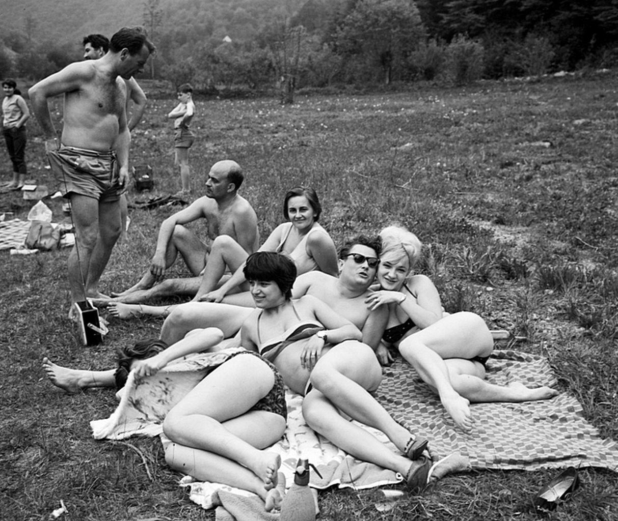 Oameni ai muncii relaxându-se la iarbă verde într-o zi evident călduroasă