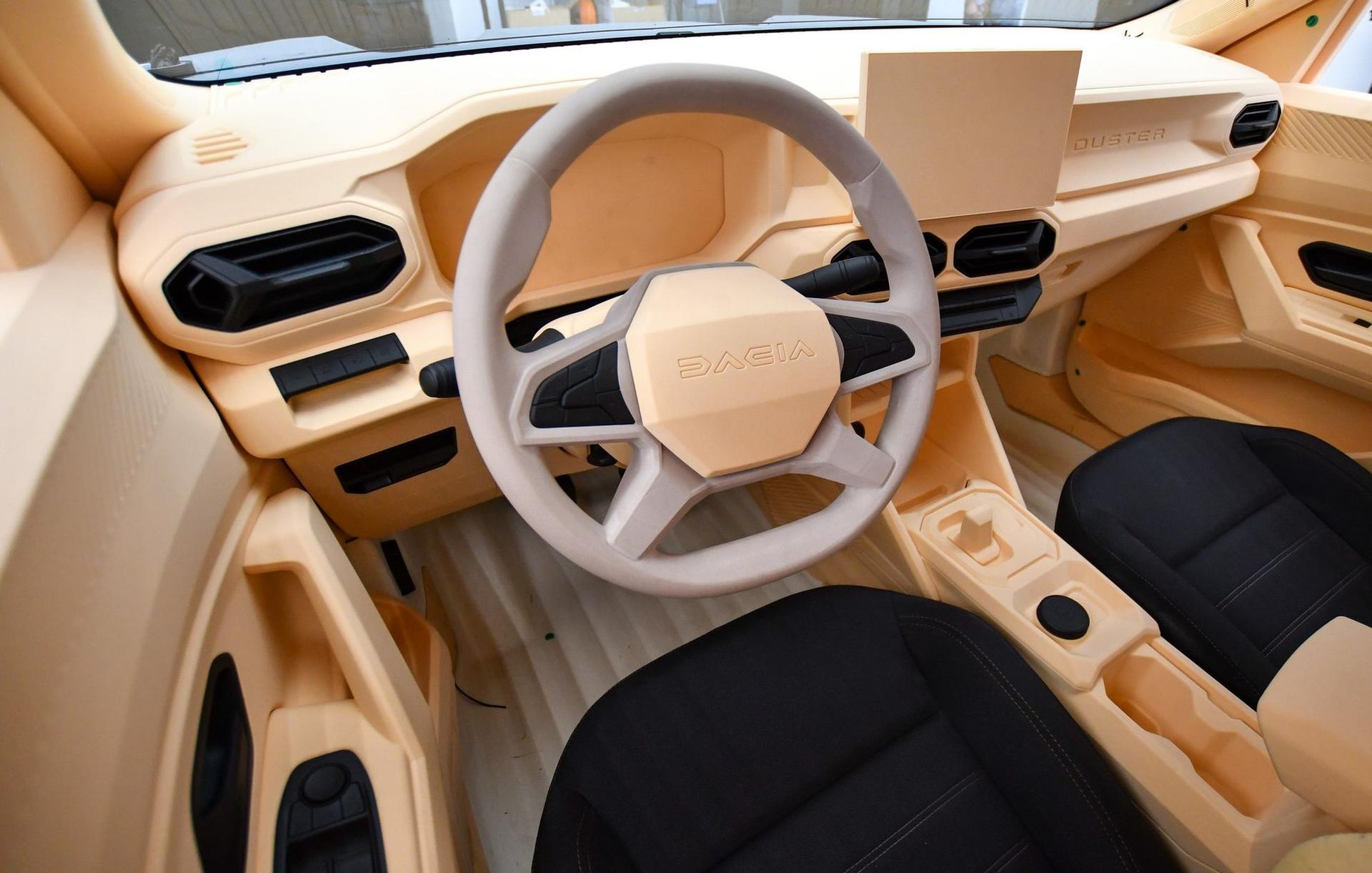 Designul unghiular al noului Duster este tipic unei mașini moderne, fapt care te ajută să treci ușor cu vederea cantitatea de plastic de la interior - similară, de altfel, unor mașini semnificativ mai scumpe, dar fără abordarea extrem de practică a Dacia