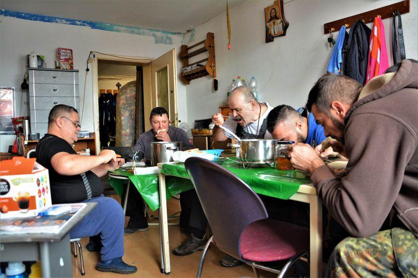 Emil şi oamenii lui, la masa de prânz.