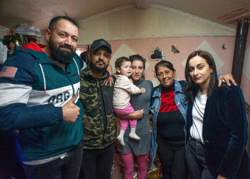 Monica Graff în dreapta imaginii, managerul social al Asociației ADIZMC împreună cu una din familiile relocate în 2023. Foto: Radio Pata (c)