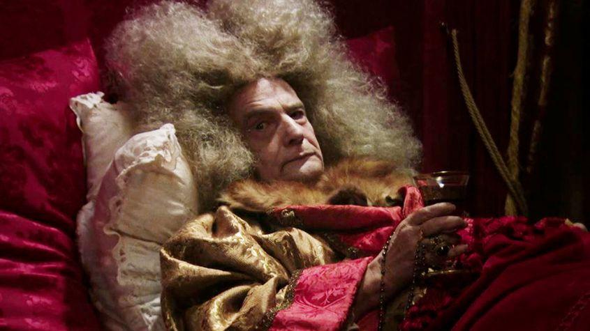 Jean-Pierre Léaud, în rolul lui Ludovic al XIV-lea din filmul lui Albert Serra.