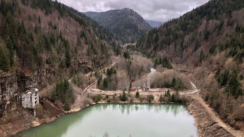 Barajul hidrocentralei de la Răstolița este un proiect aprobat de Nicolae Ceaușescu în 1989 și început pe baza unei autorizații de construire emise în decembrie 1990. Foto: Bankwatch România