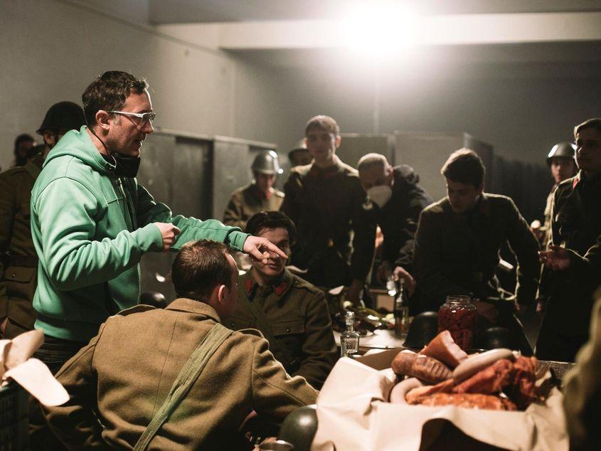 Regizorul Tudor Giurgiu (foto stânga în hanorac verde) în timpul filmărilor pentru film