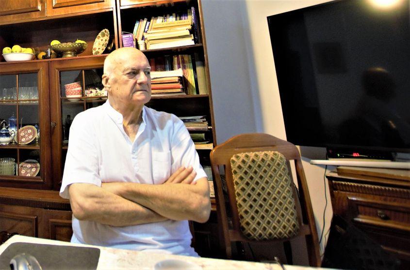 Profesorul stă mai mult în casă, copleșit de bătrânețe.