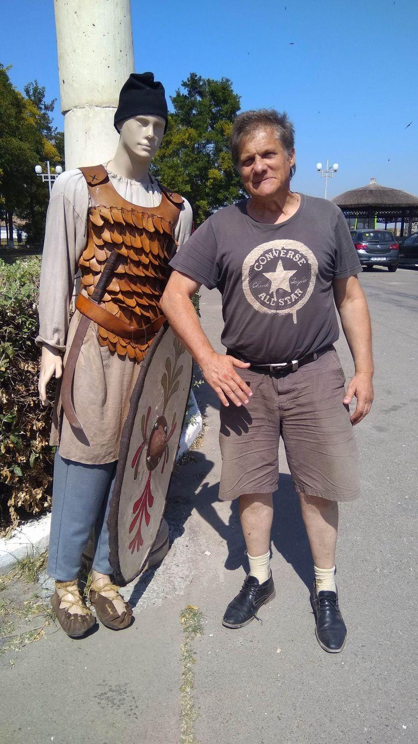 La fel de netunşi ca Ion Vasilescu, strămoșii lui daci măcar își ascundeau pletele sub căciulă.