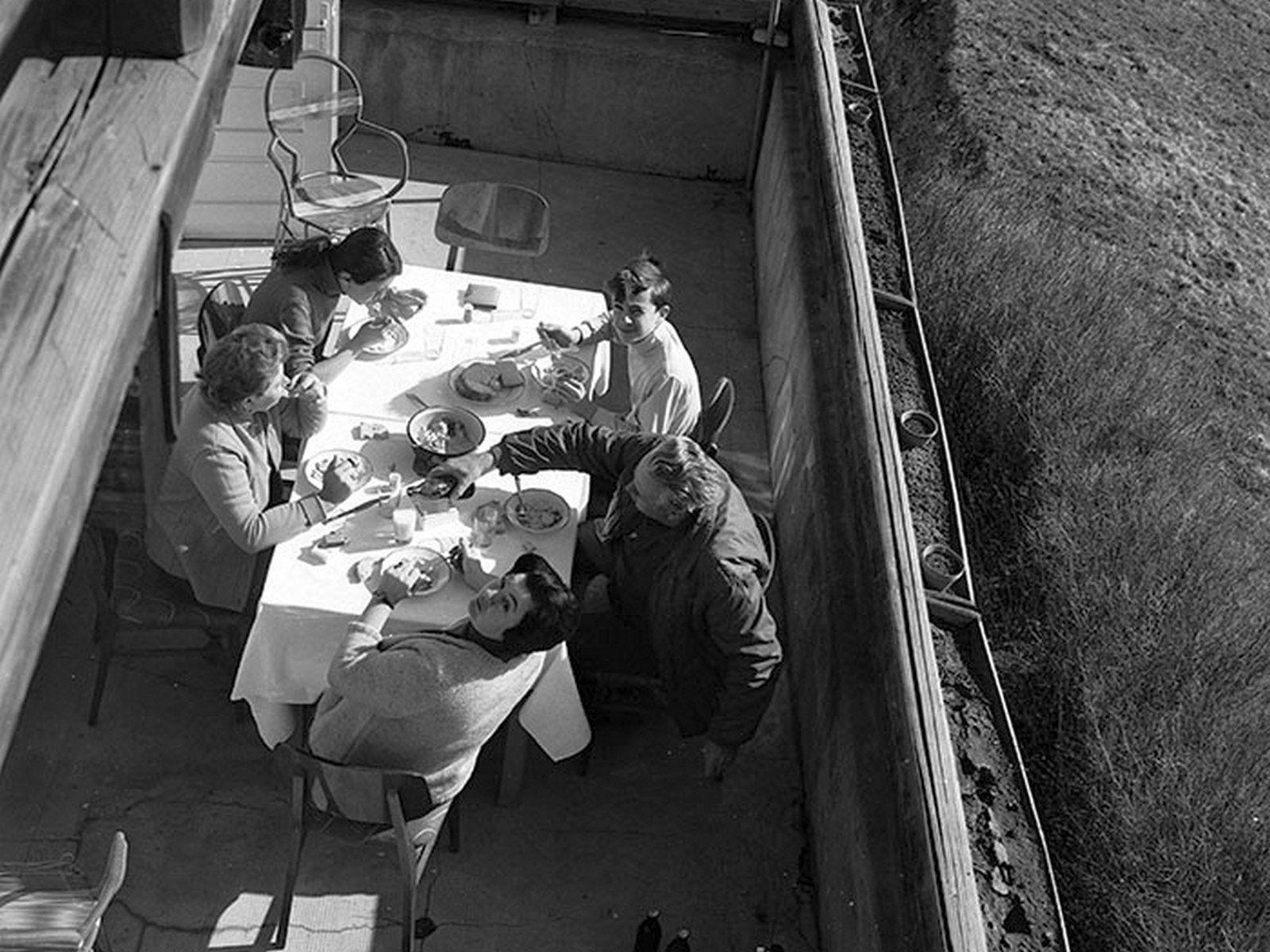 Și pe atunci se făceau poze cu mâncare. Aici pe terasa unei cabane de munte.