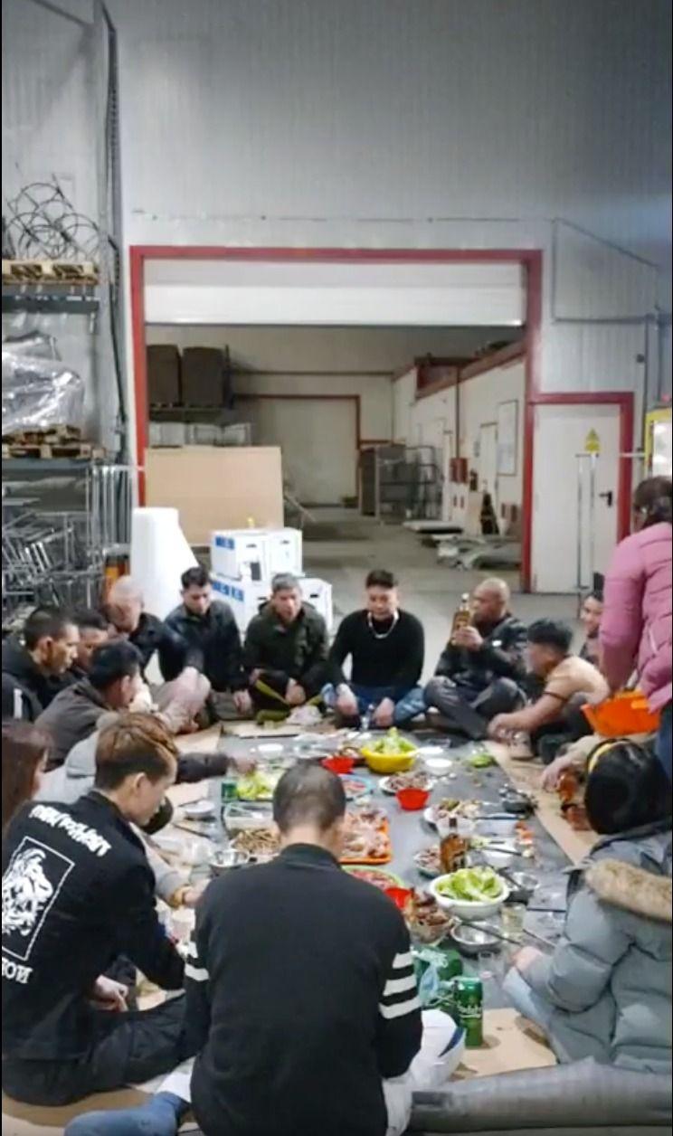 Muncitorii la masă. Foto: screenshot video Facebook Van Minh