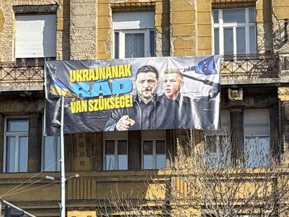 Un banner care îl afișează pe Volodimir Zelenski și pe Péter Magyar în Piața Deák, Budapesta, punctul de adunare pentru Marșul Național al Partidului Tisza, pe 15 martie 2026.
Foto: Vilmos Bábel/444