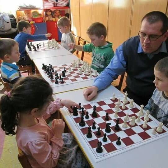 Marius Ursan și câțiva dintre elevii săi.