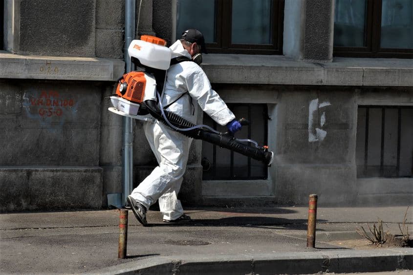 Dezinfecția trotuarelor pe Calea Floreasca. Foto: Lucian Muntean