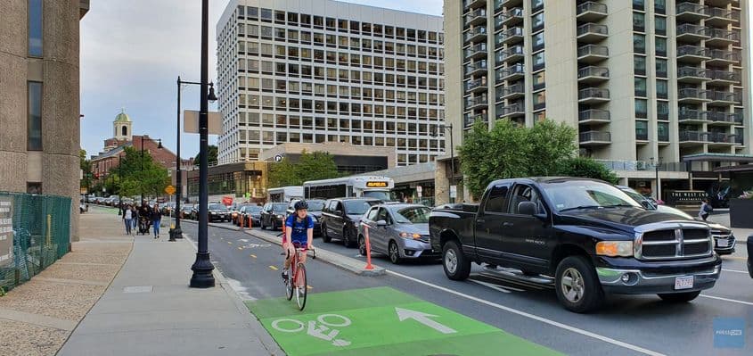 Deși bicicliștii ajung mult mai repede la destinație, oamenii încă preferă să stea minute în șir în mașinile lor confortabile.