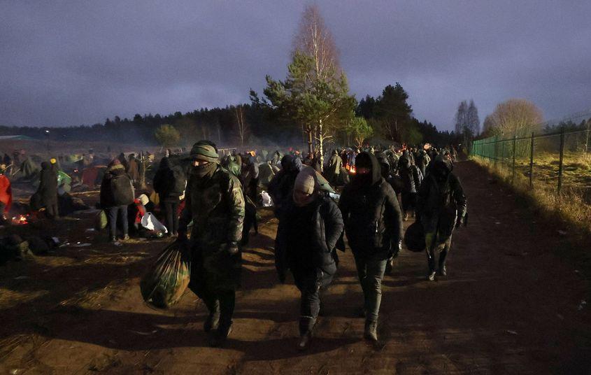 Prinși la mijloc între un regim dictatorial care vrea să șantajeze Europa și o graniță deja fortificată. Foto: EPA/MAXIM GUCHEK