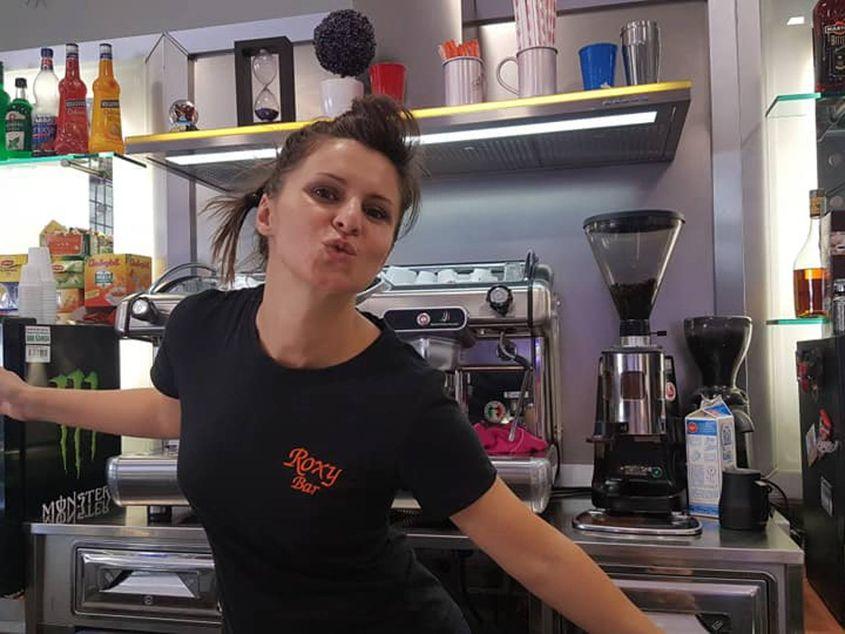 Roxana Roman, în localul pe care şi l-a dorit şi pe care îl apără cu orice risc. Foto: Arhiva personală