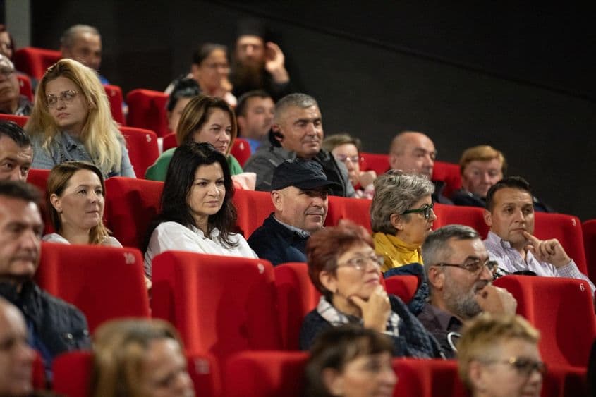 Ilie Bolojan (foto cu bască neagră în centrul imaginii), la proiecția filmului 21 de rubini din Oradea. Foto: Irina Laura Mega (c)