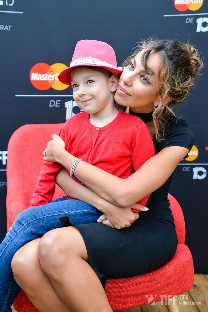 Răbdătoare, Mădălina Ghenea s-a fotografiat cu toţi cei care au rugat-o.