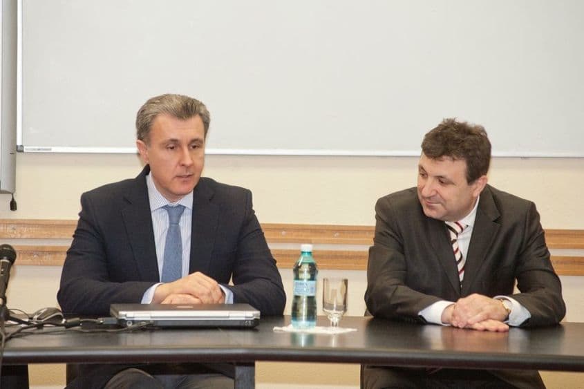 Principele Radu, în timpul unei prelegeri susținute la CNAp. Foto: casa-regala.blogspot.com