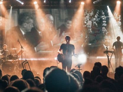 Byron lansează un videoclip nou despre România: Ne punem întrebări serioase despre validarea pe care i-o dai agresorului atunci când taci