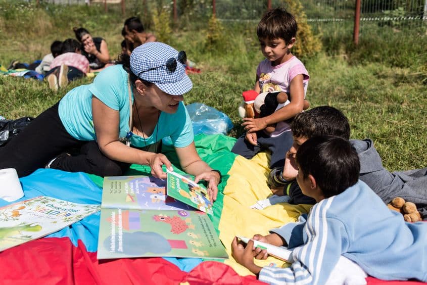 Elena Mocăniță de la Asociația OvidiuRo a pregătit un mic club de lectură.